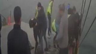 Feribottan ölüme atladı! Kurtarılma anlarını ise güvenlik kamerası kaydetti...