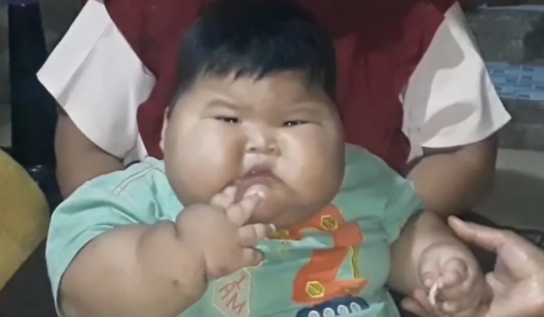 16 aylık 27 kilo! Sekiz yaşındaki bir &ccedil;ocukla aynı kiloda... Hastaneye kaldırıldığı a&ccedil;ıklandı