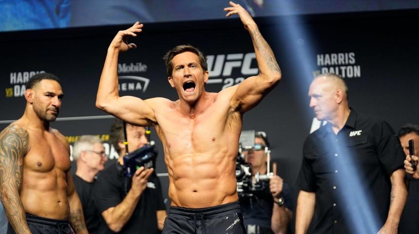 Yeniden sinemaya uyarlanıyor! Jake Gyllenhaal’ın başrolünde yer aldığı ‘Road House’ filminden ilk kareler geldi