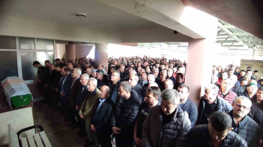 Yolcu beklerken kalp krizinden ölen otobüs şoförü toprağa verildi