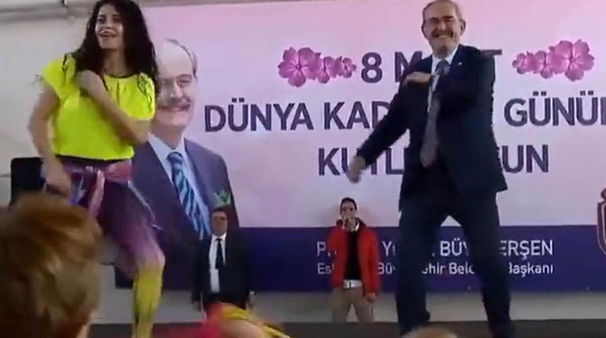 Belediye Başkanı'nın dansı sosyal medyada gündem oldu! Paylaşım yaparak tarihiyle açıkladı: Söz konusu bile olamaz