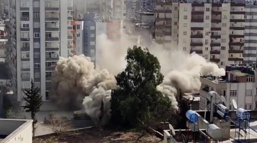 14 katlı bina kontrollü şekilde yıkıldı