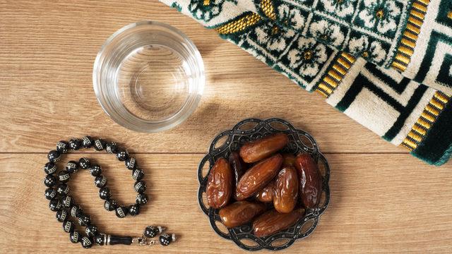 Unutarak yiyen kişiye oruçlu olduğunun hatırlatılması gerekir mi? İşte orucu bozan durumlar