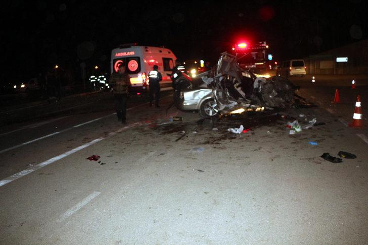 Tokat'ta feci kaza! Karşı şeride geçen otomobil cipe çarptı: 2 ölü 4 yaralı