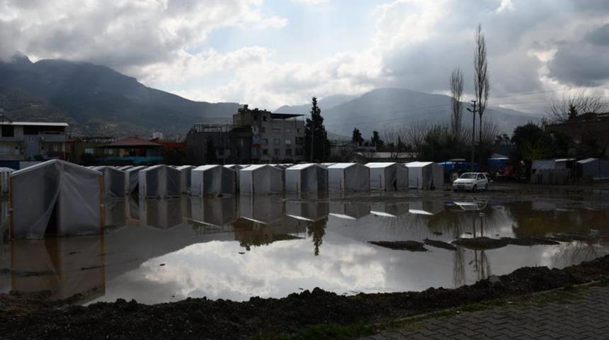 Hatay'da yağmur nedeniyle su birikintileri oluştu! Depremzedeler zor anlar yaşadı