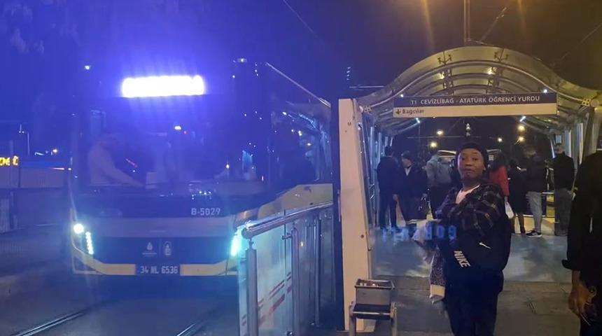 Cevizlibağ'da tramvay raydan çıktı, İETT otobüslerini rayda gören vatandaşlar şaşkınlık yaşadı