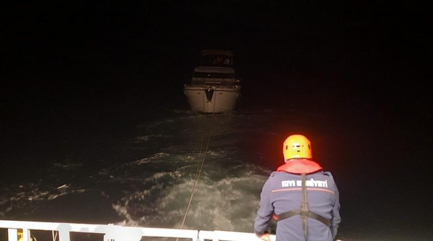 Beylikdüzü açıklarında sürüklenen tekne kurtarıldı