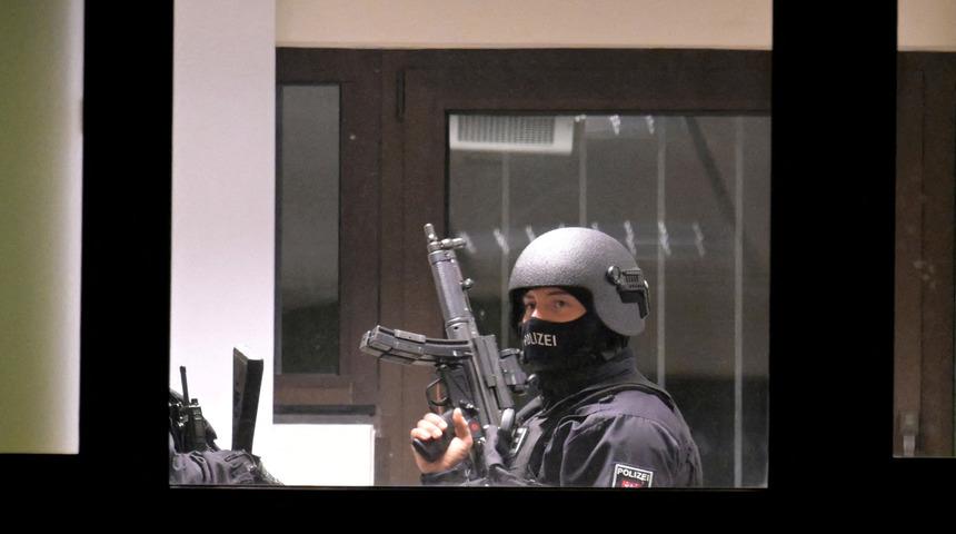 Almanya’da kiliseye silahlı saldırı! ‘Aşırı tehlikeli alarm’ seviyesi verildi: 7 ölü çok sayıda yaralı....