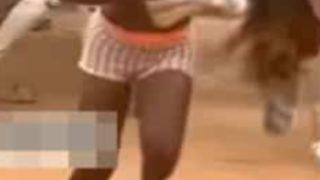 Müşterisinin karısı odayı basınca ne yapacağını şaşırdı! Yarı çıplak bir anda kaçmaya başladı