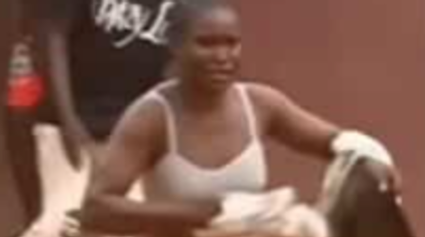 Müşterisinin karısı odayı basınca ne yapacağını şaşırdı! Yarı çıplak bir anda kaçmaya başladı