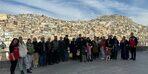 Depremzede aileler, öğrenciler rehberliğinde Mardin’i gezdi