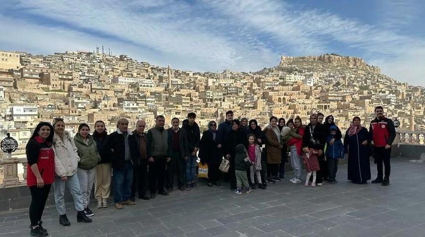 Depremzede aileler, &ouml;ğrenciler rehberliğinde Mardin&rsquo;i gezdi