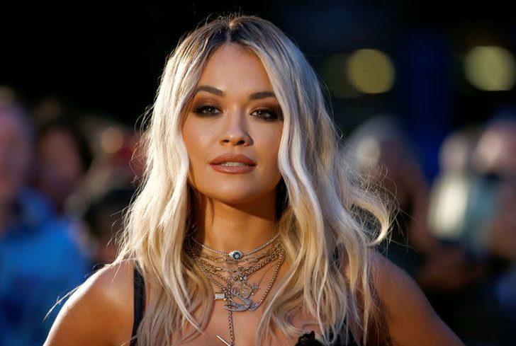 Transparan giyen Rita Ora dekoltesinin her detayını paylaştı