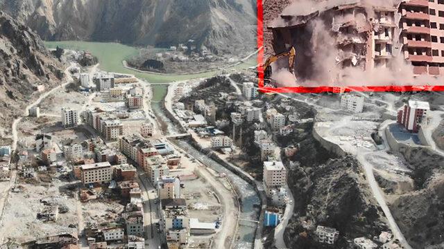 Evler, mahalleler birer birer sular altında kalıyor! Türkiye'nin 1 numarası, bir ilçeyi adeta göle çevirdi: Yıkım başladı