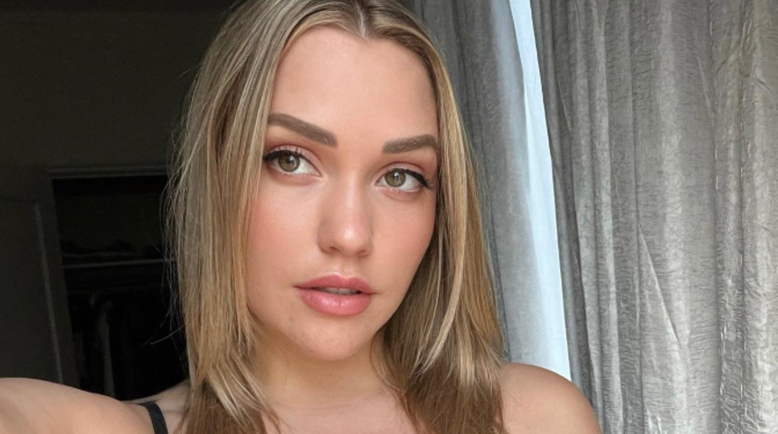 Yetişkin film yıldızı Mia Molkava iç çamaşırıyla ayna karşısında poz verince sosyal medya yıkıldı! Yine durmak bilmedi