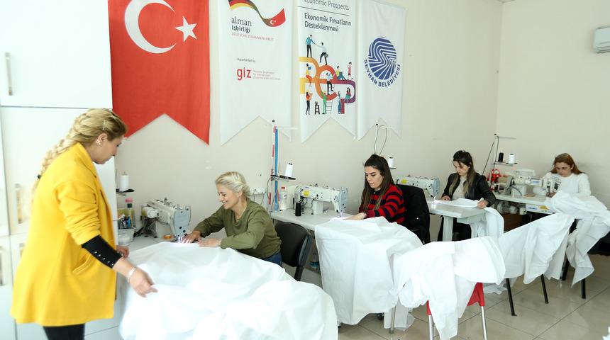 Adana'da kadınlar depremzedeler için üretime devam ediyor