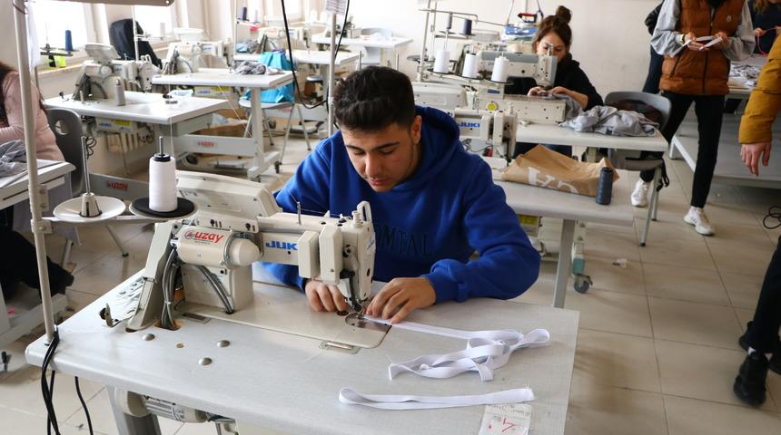 Tekirdağ'da öğrenci ve öğretmenler depremzedeler için kıyafet dikiyor