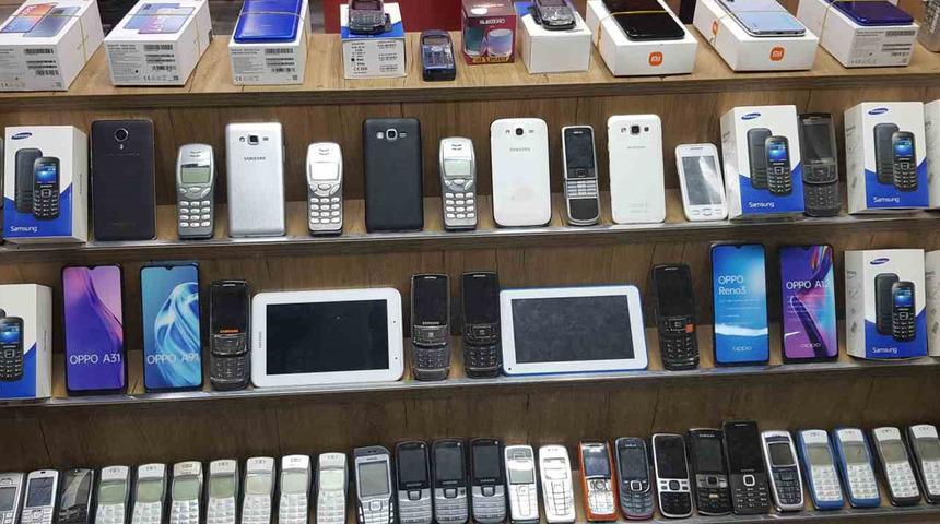 Vitrinlerden akıllı telefonlar indi yerine onlar geldi! Depremden sonra satışlar arttı... 150 TL'ye bile var 'Bir hafta boyunca...'