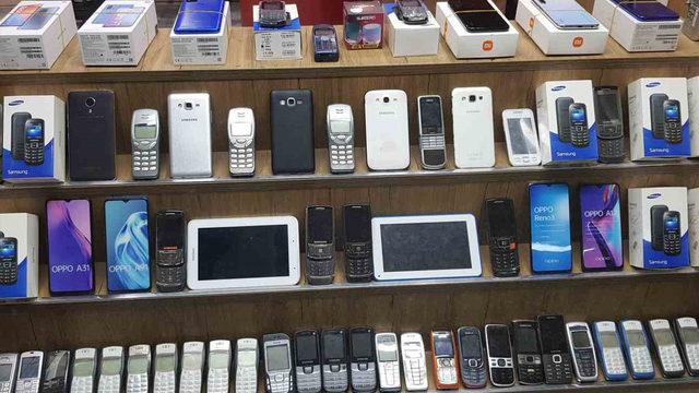 Vitrinlerden akıllı telefonlar indi yerine onlar geldi! Depremden sonra satışlar arttı... 150 TL'ye bile var 'Bir hafta boyunca...'