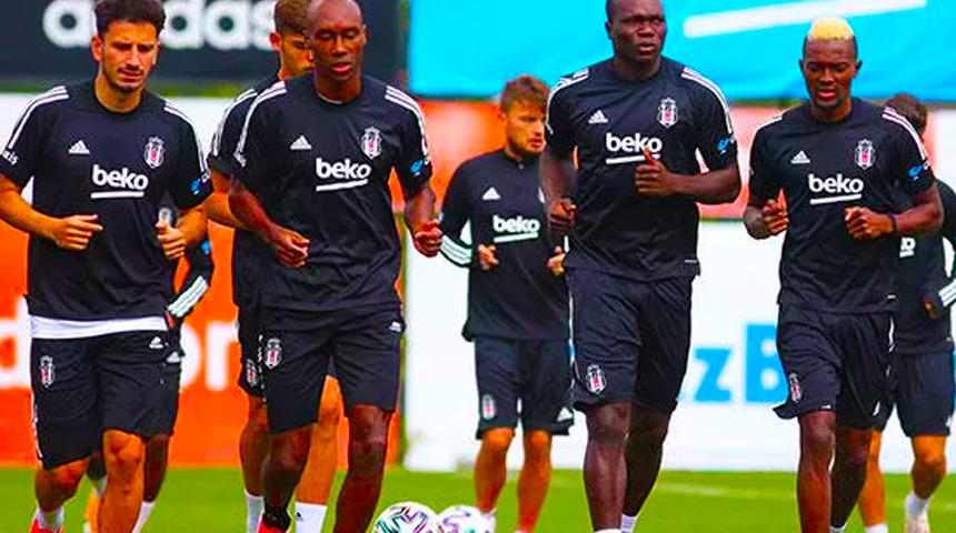 Beşiktaş'ın 40 yaşındaki tecrübeli oyuncusu Atiba Hutchinson futbolu bırakma kararı aldı!