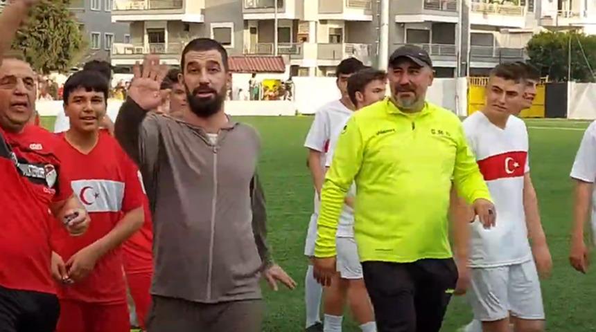 Arda Turan depremzede çocuklar için Marmaris’te sahaya çıktı! Fotoğraf çektirmek isteyen çocuklar izdihama neden oldu