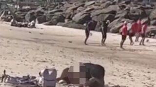 Kalabalık bir plajın ortasında cinsel ilişkiye girerken yakalandılar! Çevrelerindekilere aldırış dahi etmediler