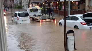 Yarım saatlik yağmur şehri felç etti! Dükkanlar zarar gördü, araçlar sulara gömüldü
