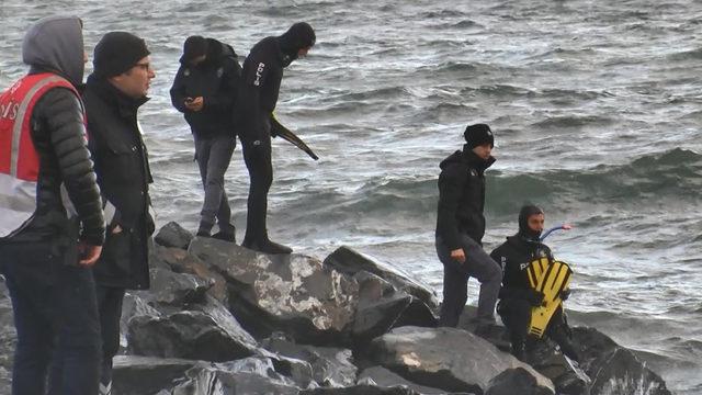 Vatandaşların ihbarı sonrası ekipler teyakkuza geçti! Denizin içinde görünüyordu
