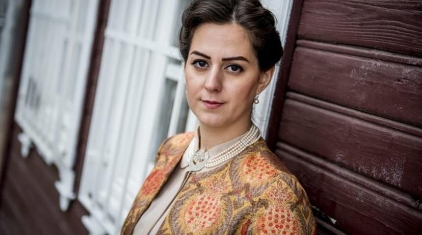 Nilhan Osmanoğlu olmayan dernekte ders veriyor