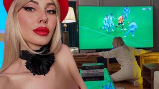 Hande Sarıoğlu maç sırasında TV önüne çöküp Aşkın olayım dedi! Sosyal medya yıkıldı: O bebek ne öyle?