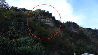 Görenleri dehşete düşürüyor! 60 tonluk dev kaya, ekipleri harekete geçirdi