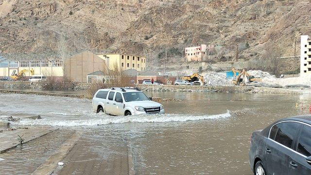 Yer: Yusufeli... Barajda toplanmaya başlayan su ilçe merkezine ulaştı, sürücüler ne yapacaklarını şaşırdı! Zor anlar yaşadılar