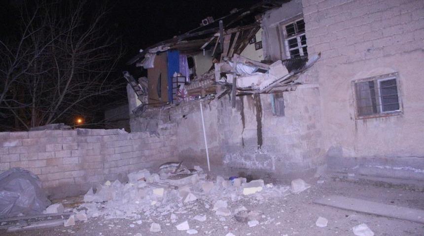 Soba bomba gibi patladı! Evde çökme meydana geldi: 2 yaralı