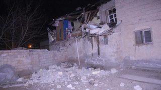 Soba bomba gibi patladı! Evde çökme meydana geldi: 2 yaralı