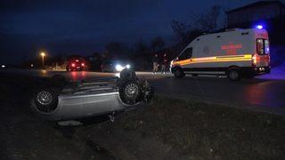 Takla atan otomobil su kanalına devrildi: Yaralılar var