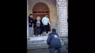 Kimse ayakta duramıyor! Yunanistan'ın eğri kilisesini görenler gözlerine inanamıyor!