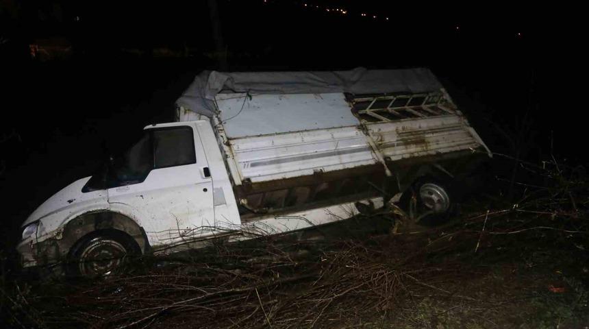 Kamyonet tarlaya u&ccedil;tu, ara&ccedil;takiler burnu bile kanamadan kurtuldu