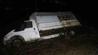 Kamyonet tarlaya uçtu, araçtakiler burnu bile kanamadan kurtuldu