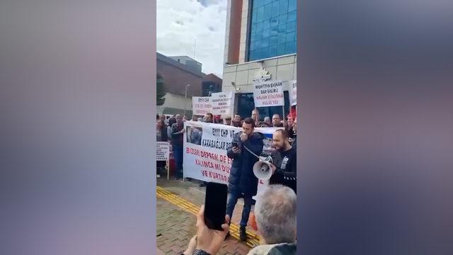 İzmir Karabağlar'daki TOKİ projesinin hak sahipleri, belediye önünde eylem yaptı