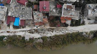Evlerin yakınından geçiyor! Depremde bu hale geldi: Bir araba içine düştü, biz o sesle uyandık
