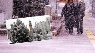 O il beyaza büründü! ‘Mevsim kurak gidiyordu su bulamıyorduk’ dedi… Güne kar yağışıyla uyandılar işe ve okula kar altında gittiler