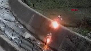 Korkunç an! İlkel teleferik kurarken akıma böyle kapıldılar