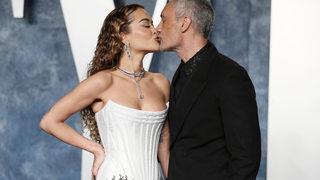 Rita Ora gelin gibiydi! Kocasıyla Oscar partisinde dudak dudağa poz verdi
