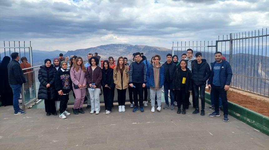 Siirt’te ağırlanan depremzedeler kentin tarihi ve kültürel yerlerini gezdi