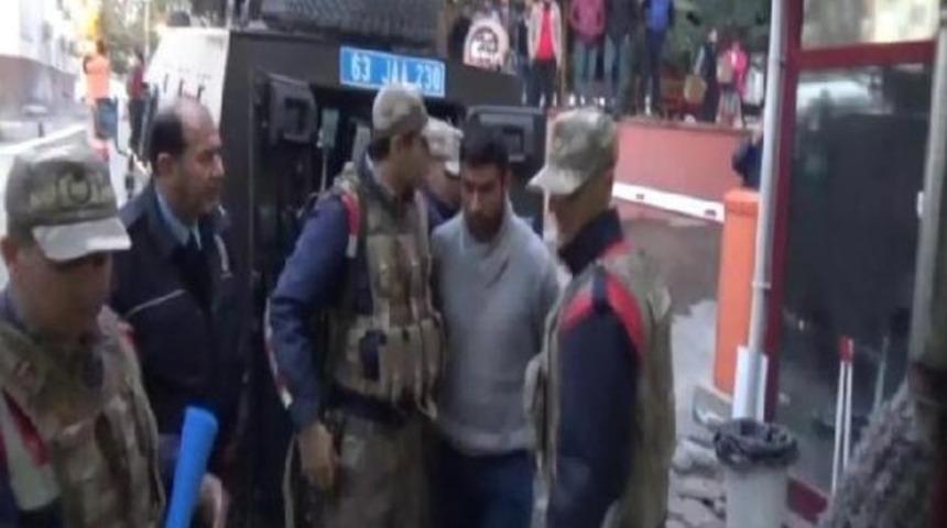 Eve baskın yapıldı! Suikast tabancalarıyla yakalandılar