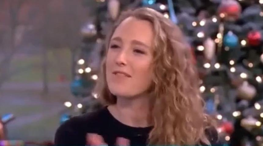 İ&ccedil; &ccedil;amaşırlarıyla hayaleti baştan &ccedil;ıkardı! &Ccedil;ocuk yapmak istiyor