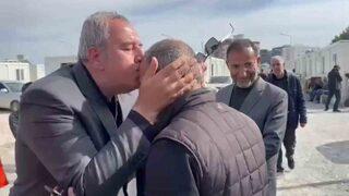 Deprem bölgesinde ilginç anlar: Valiyi karşısında görünce alnından öptü! 'Analar ne yiğitler doğuruyormuş meğer'