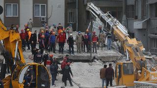 Saatine 10 bin TL aldığı öne sürülmüştü! AFAD'ın vinç kiraladığı iddiaları sonrası açıklamalar peş peşe geldi: Olmuşsa istismar vardır