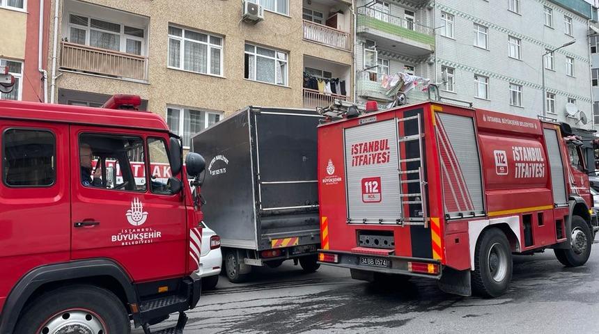 Bayrampaşa'da üzerine tavan sıvası düşen 2 çocuk yaralandı