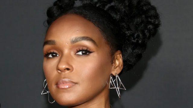Janelle Monae derin dekoltesiyle Oscar'a damga vurdu